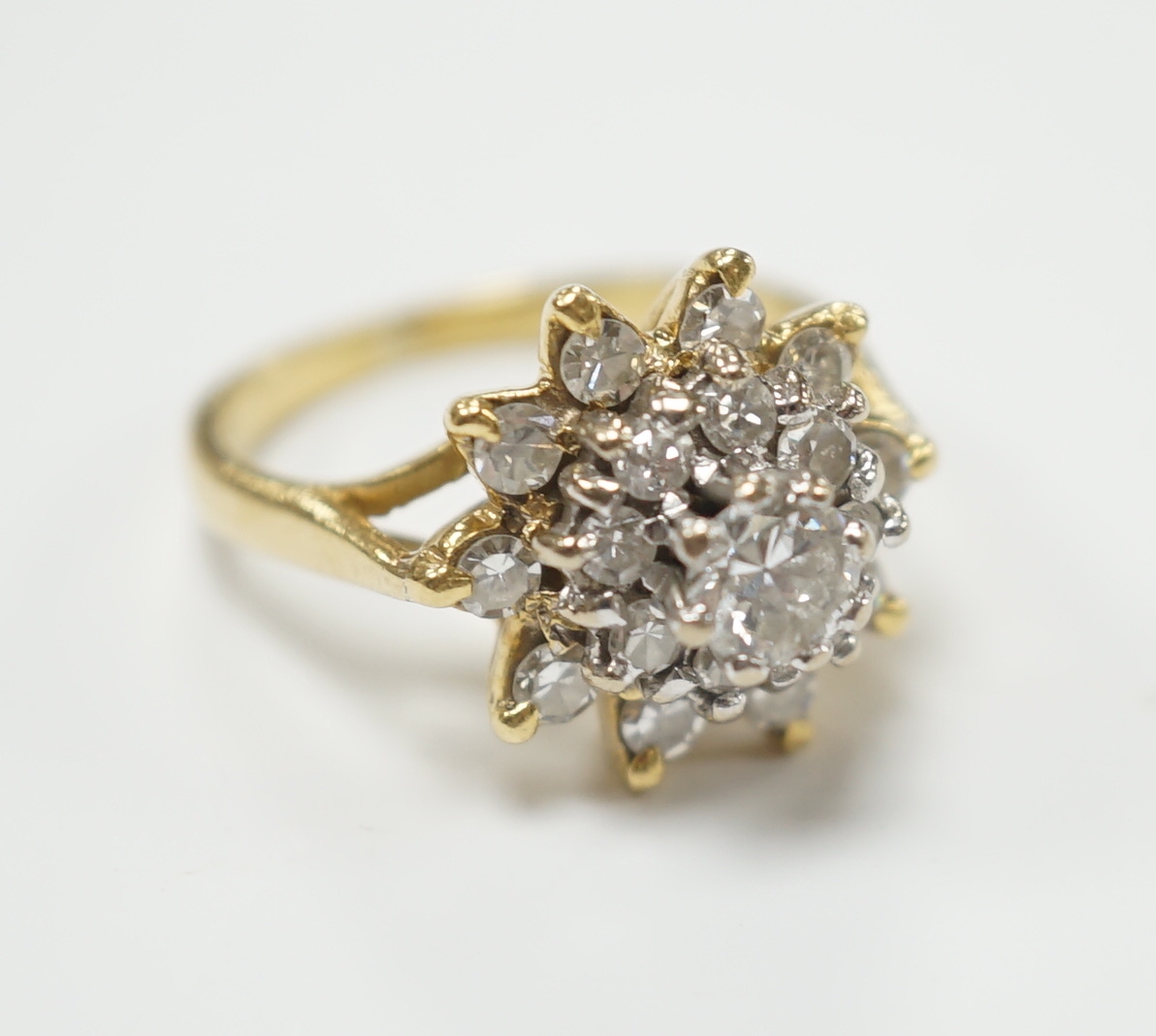 An 18ct and diamond cluster set dress ring, size I, gross weight 5.8 grams